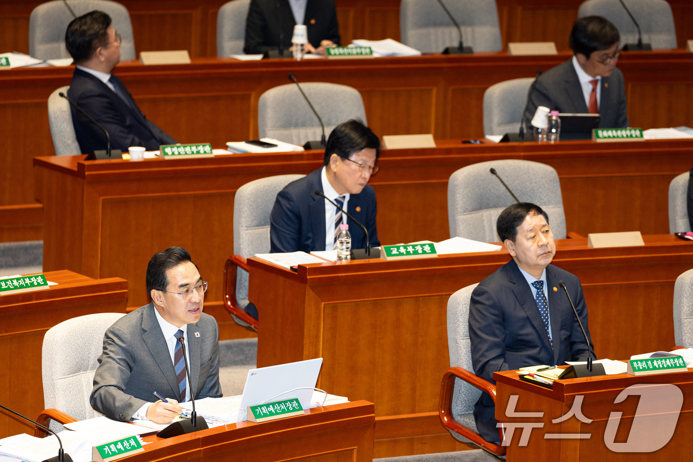 (서울=뉴스1) 유승관 기자 = 박홍근 기획예산처 장관이 7일 서울 여의도 국회에서 열린 제434회 국회(임시회) 예산결산특별위원회 제1차 전체회의에서 의원 질의에 답하고 있다. …