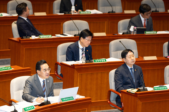 추경안 의원 질의 답변하는 박홍근 장관