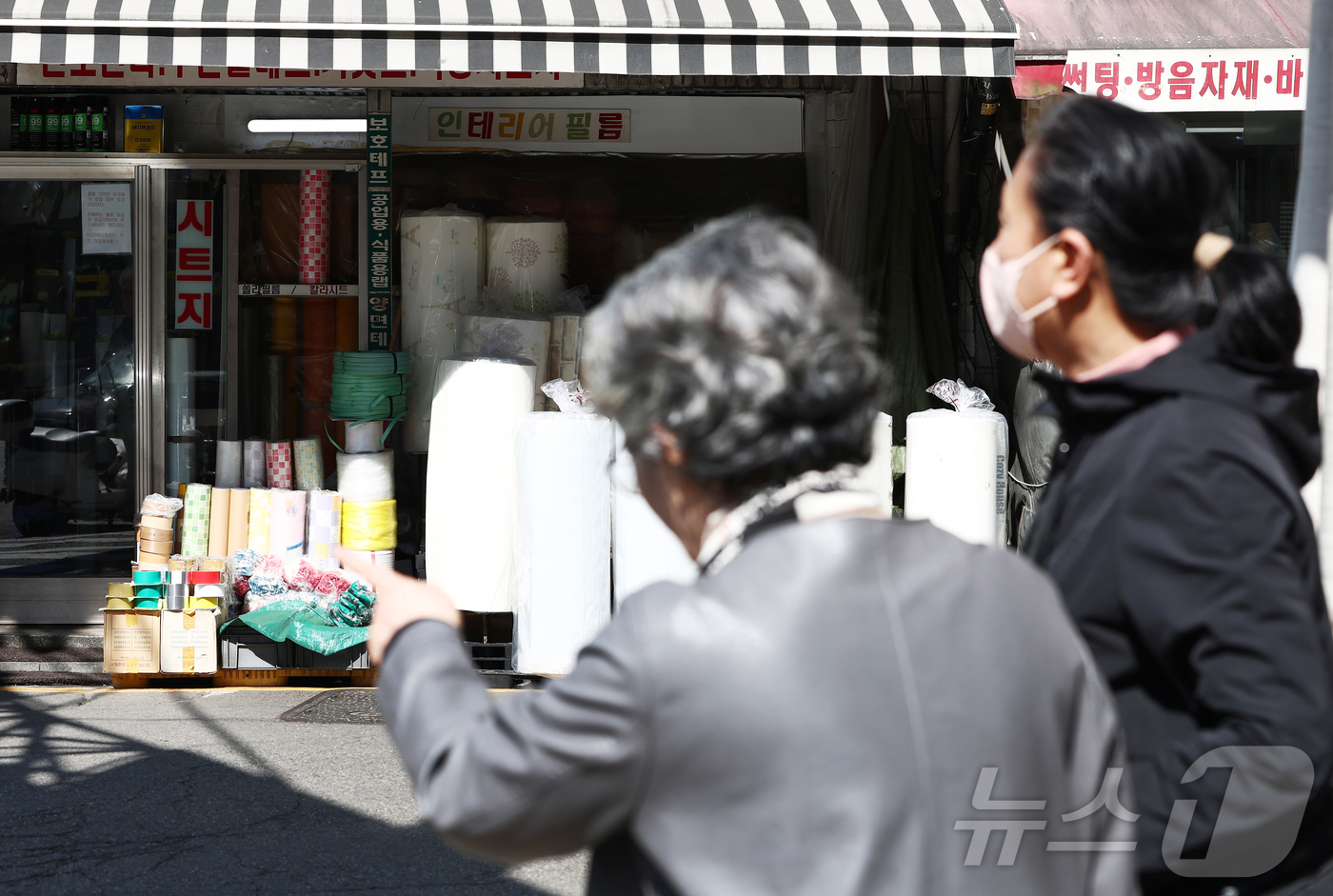 (서울=뉴스1) 김민지 기자 = 미국·이란 전쟁과 호르무즈 해협 봉쇄로 국내 원유와 나프타 수급이 불안정한 가운데 7일 서울 시내의 벽지 상점에 시트지가 진열돼 있다.상인들은 중동 …