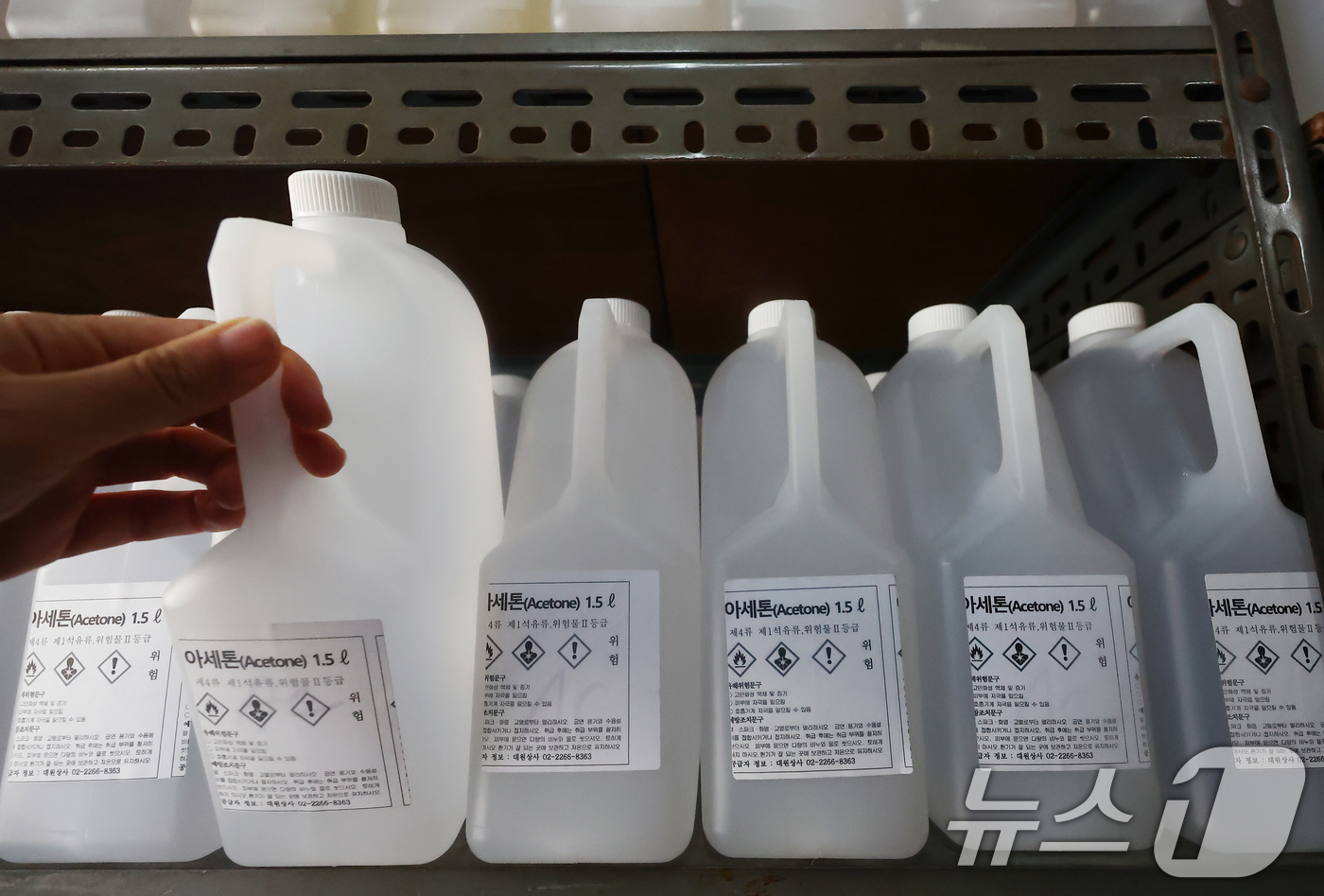 (서울=뉴스1) 김민지 기자 = 미국·이란 전쟁과 호르무즈 해협 봉쇄로 국내 원유와 나프타 수급이 불안정한 가운데 7일 서울 시내의 한 화공약품 상점에 아세톤 등이 진열돼 있다.상 …