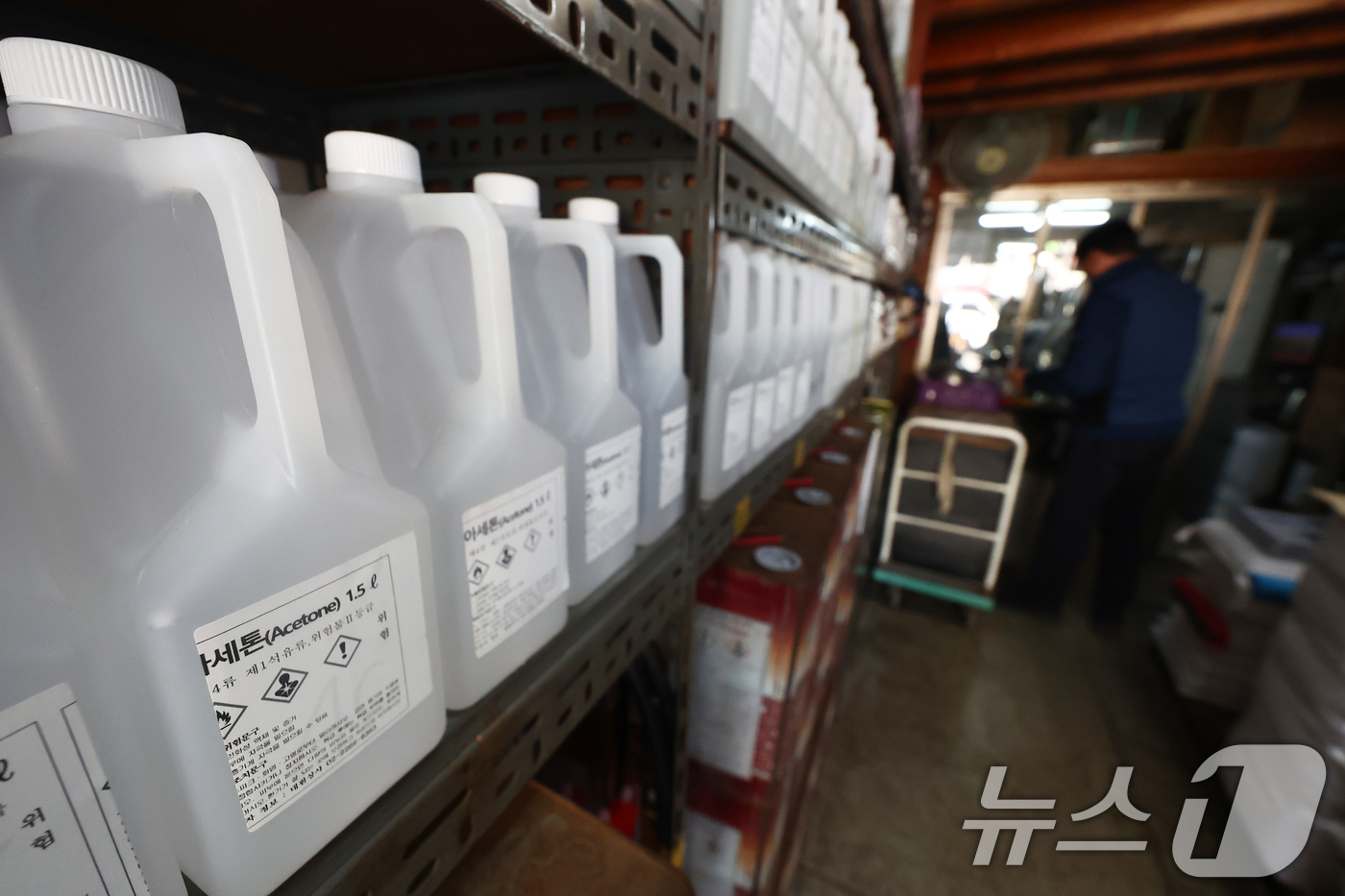 (서울=뉴스1) 김민지 기자 = 미국·이란 전쟁과 호르무즈 해협 봉쇄로 국내 원유와 나프타 수급이 불안정한 가운데 7일 서울 시내의 한 화공약품 상점에 아세톤, 신나 등이 진열돼 …