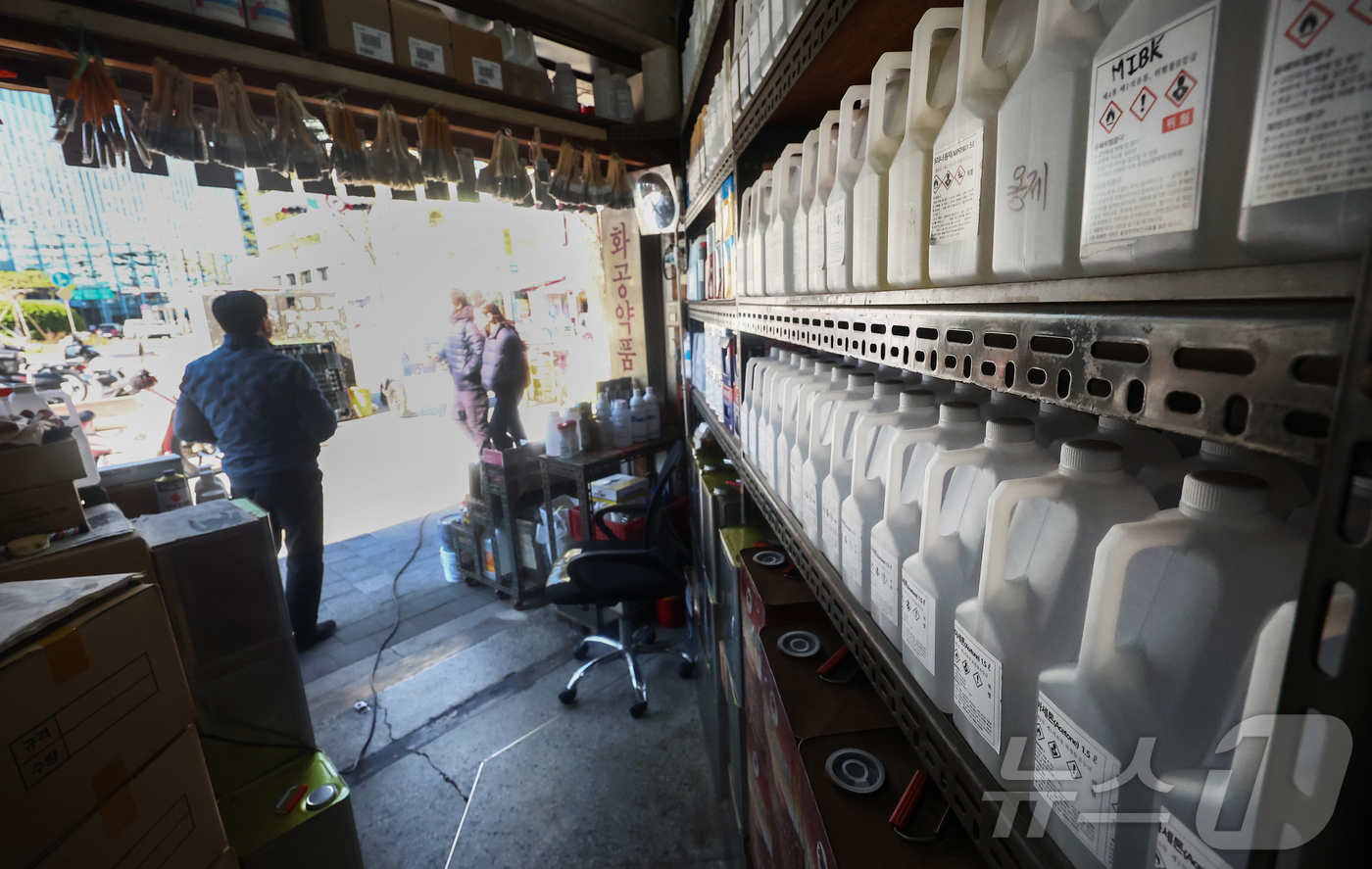 (서울=뉴스1) 김민지 기자 = 미국·이란 전쟁과 호르무즈 해협 봉쇄로 국내 원유와 나프타 수급이 불안정한 가운데 7일 서울 시내의 한 화공약품 상점에 아세톤, 신나 등이 진열돼 …