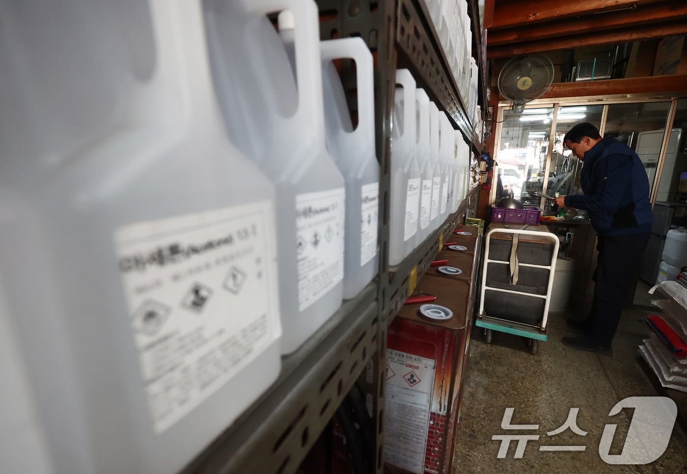 (서울=뉴스1) 김민지 기자 = 미국·이란 전쟁과 호르무즈 해협 봉쇄로 국내 원유와 나프타 수급이 불안정한 가운데 7일 서울 시내의 한 화공약품 상점에서 상인이 아세톤 등 화공약품 …