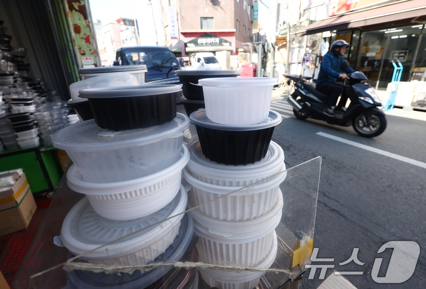 (서울=뉴스1) 김민지 기자 = 미국·이란 전쟁과 호르무즈 해협 봉쇄로 국내 원유와 나프타 수급이 불안정한 가운데 7일 서울 시내의 플라스틱 포장재 업체에 플라스틱 포장 용기가 진 …