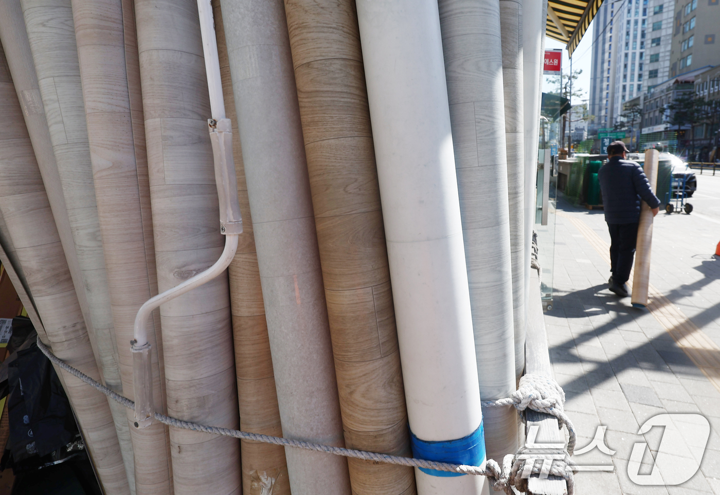 (서울=뉴스1) 김민지 기자 = 미국·이란 전쟁과 호르무즈 해협 봉쇄로 국내 원유와 나프타 수급이 불안정한 가운데 7일 서울 시내의 벽지 상점에 시트지가 진열돼 있다.상인들은 중동 …