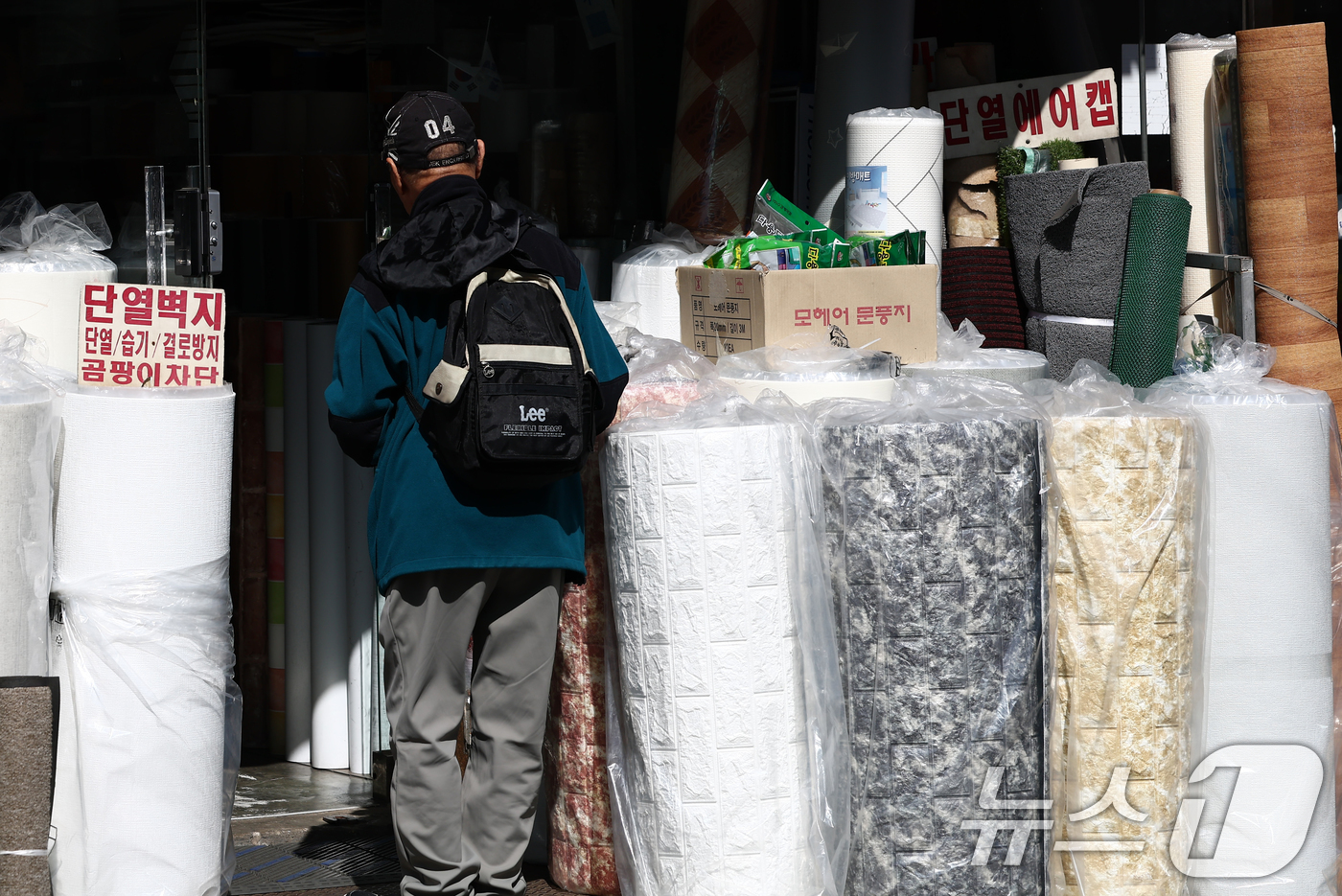 (서울=뉴스1) 김민지 기자 = 미국·이란 전쟁과 호르무즈 해협 봉쇄로 국내 원유와 나프타 수급이 불안정한 가운데 7일 서울 시내의 벽지 상점에 시트지가 진열돼 있다.상인들은 중동 …