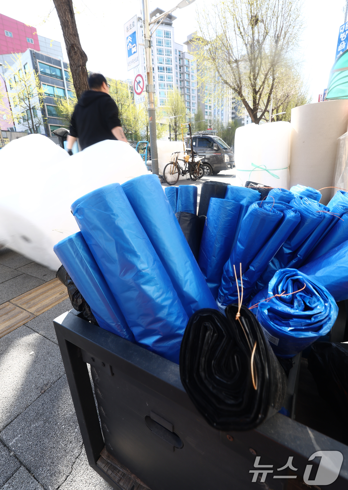 (서울=뉴스1) 김민지 기자 = 미국·이란 전쟁과 호르무즈 해협 봉쇄로 국내 원유와 나프타 수급이 불안정한 가운데 7일 서울 시내의 비닐 포장재 업체에 테이프, 비닐 등이 진열돼 …