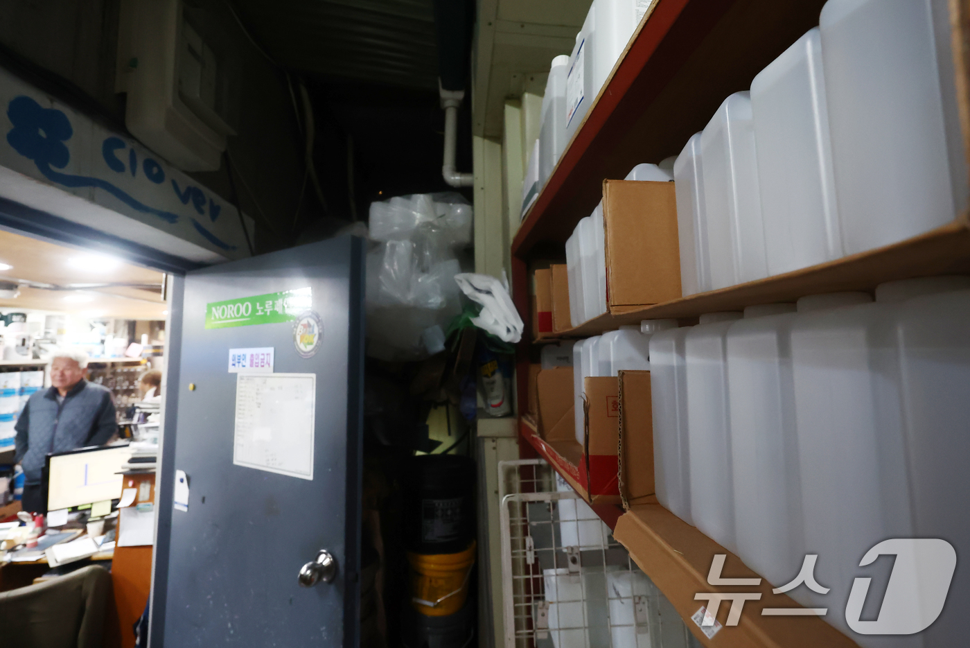 (서울=뉴스1) 김민지 기자 = 미국·이란 전쟁과 호르무즈 해협 봉쇄로 국내 원유와 나프타 수급이 불안정한 가운데 7일 서울 시내의 한 페인트 상점에 신나 등이 진열돼 있다.상인들 …