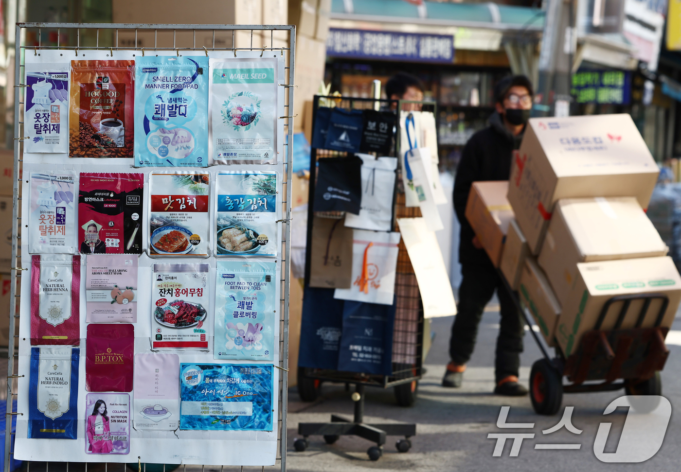 (서울=뉴스1) 김민지 기자 = 미국·이란 전쟁과 호르무즈 해협 봉쇄로 국내 원유와 나프타 수급이 불안정한 가운데 7일 서울 시내의 비닐 포장지 판매 거리에서 상인들이 물건을 나르 …