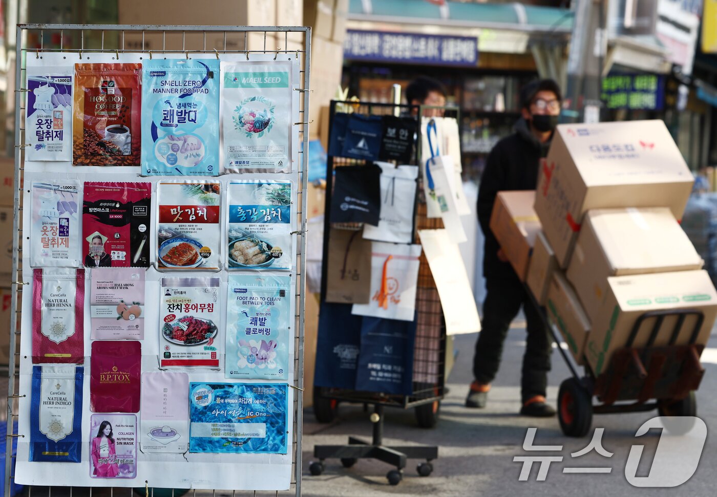 본문 이미지 - 미국·이란 전쟁과 호르무즈 해협 봉쇄로 국내 원유와 나프타 수급이 불안정한 가운데 7일 서울 시내의 비닐 포장지 판매 거리에서 상인들이 물건을 나르고 있다. 2026.4.7 ⓒ 뉴스1 김민지 기자