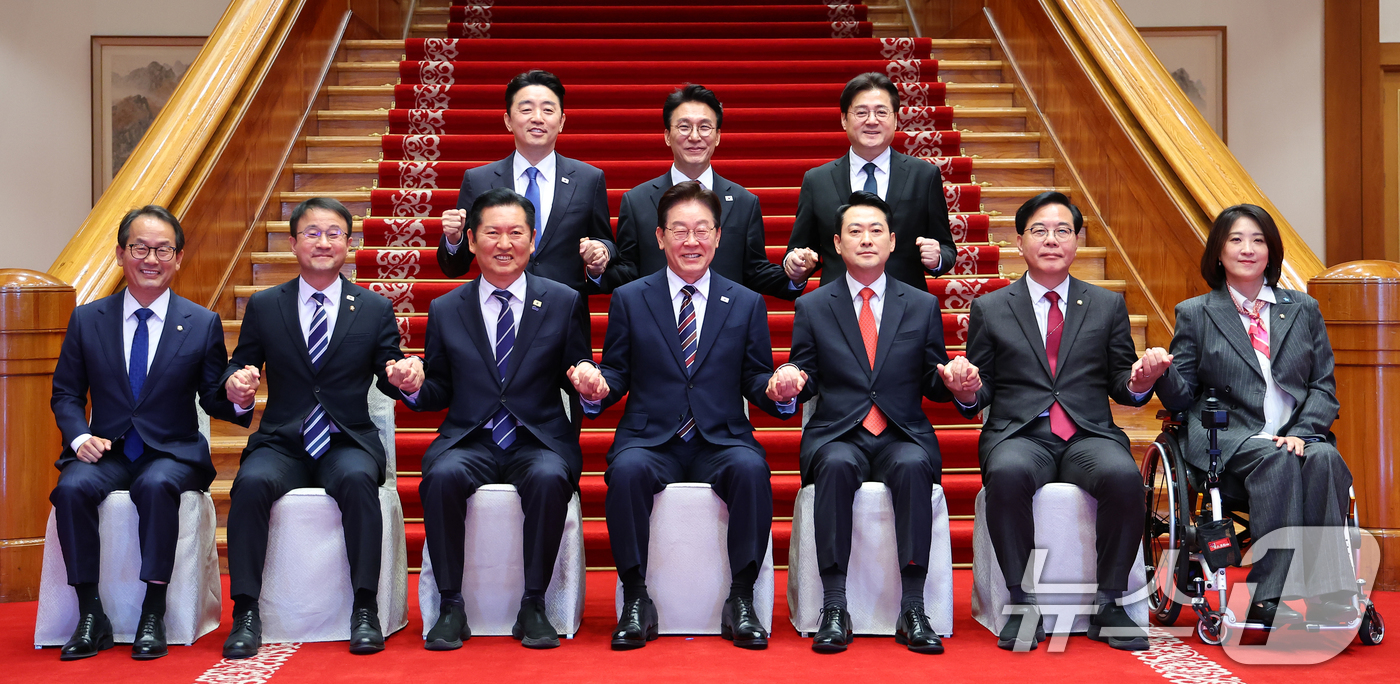 (서울=뉴스1) 이재명 기자 = 이재명 대통령과 정청래 더불어민주당 대표, 장동혁 국민의힘 대표가 7일 청와대에서 열린 여야정 민생경제협의체 회담 및 오찬에서 기념촬영을 하고 있다 …