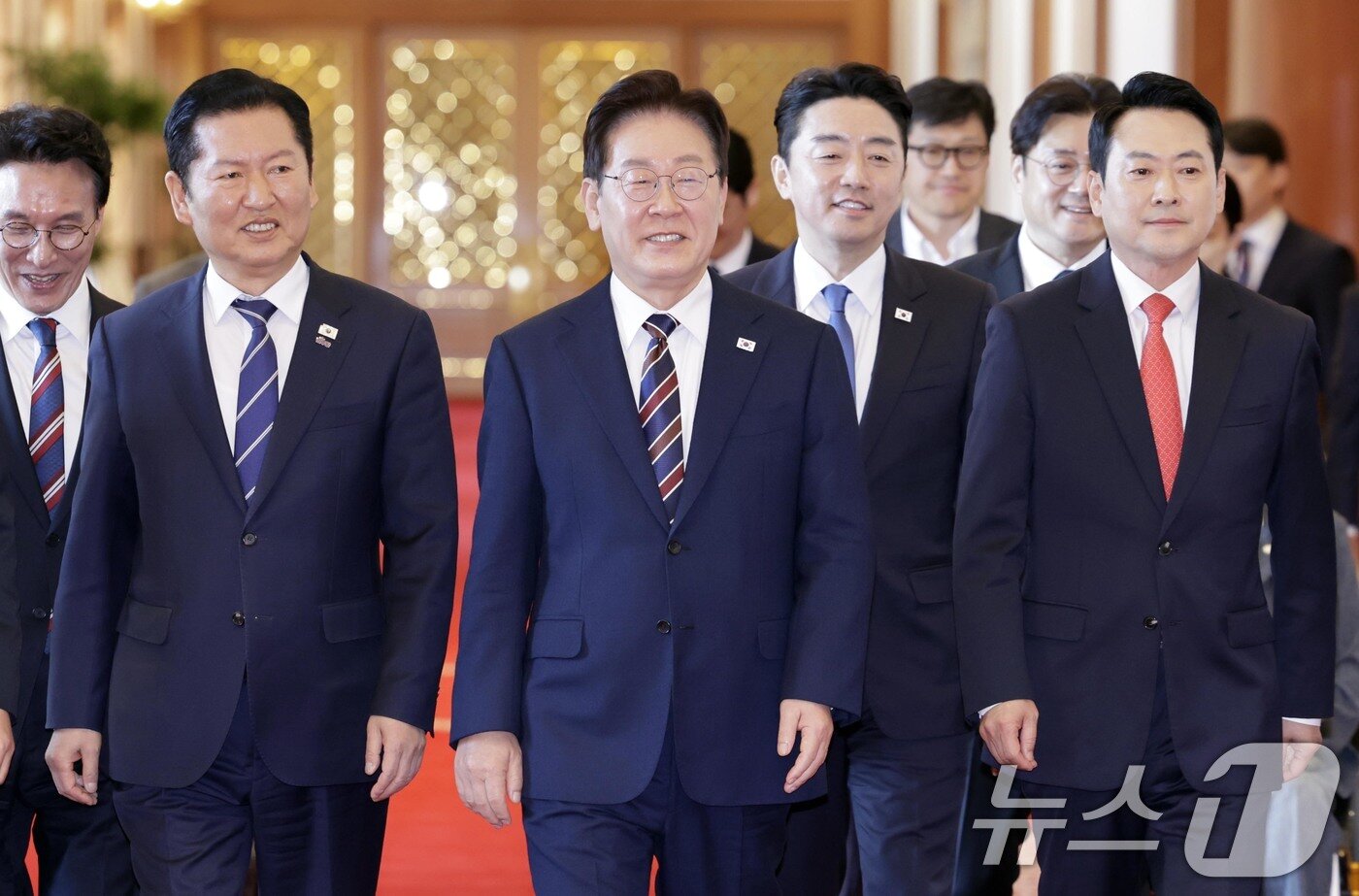 본문 이미지 - 이재명 대통령과 정청래 더불어민주당 대표, 장동혁 국민의힘 대표가 7일 청와대에서 열린 여야정 민생경제협의체 회담 및 오찬에 입장하고 있다. (청와대통신사진기자단) 2026.4.7 ⓒ 뉴스1 이재명 기자