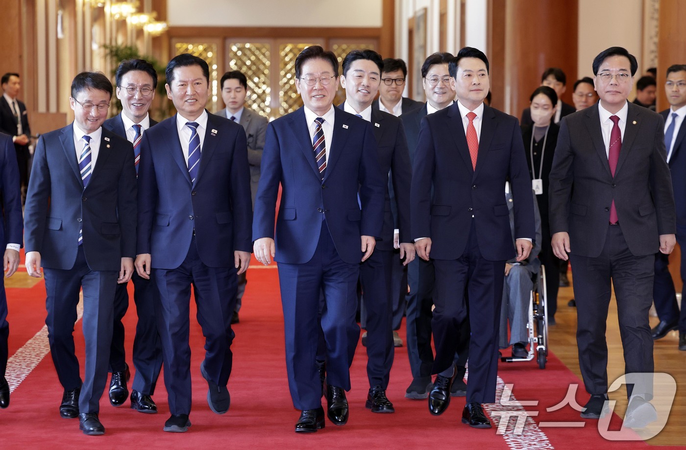 (서울=뉴스1) 이재명 기자 = 이재명 대통령과 정청래 더불어민주당 대표, 장동혁 국민의힘 대표가 7일 청와대에서 열린 여야정 민생경제협의체 회담 및 오찬에 입장하고 있다. (청와 …