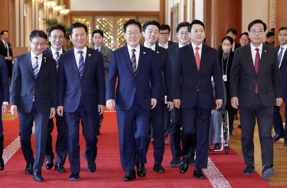 함께 입장하는 이재명 대통령·정청래·장동혁 대표