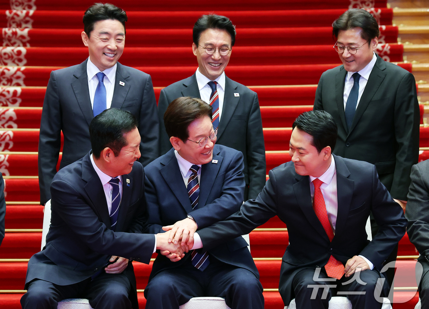 (서울=뉴스1) 이재명 기자 = 이재명 대통령과 정청래 더불어민주당 대표, 장동혁 국민의힘 대표가 7일 청와대에서 열린 여야정 민생경제협의체 회담 및 오찬에서 손을 맞잡고 있다. …