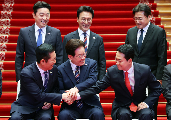 손 맞잡은 이재명 대통령·정청래·장동혁 대표