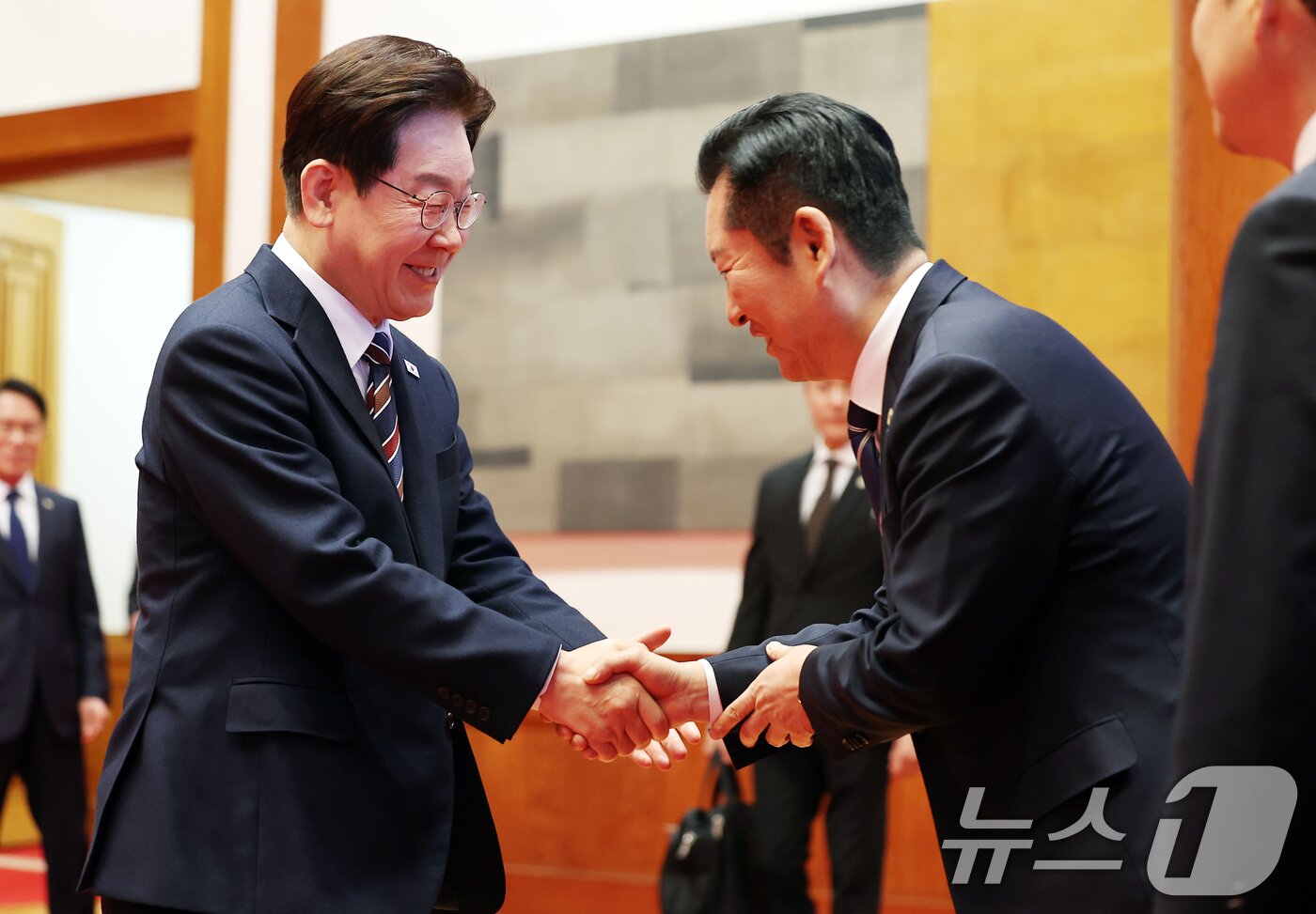 본문 이미지 - 이재명 대통령과 정청래 더불어민주당 대표가 지난 4월 청와대에서 열린 여야정 민생경제협의체 회담 및 오찬에서 악수하고 있다. (청와대통신사진기자단) 2026.4.7 ⓒ 뉴스1 이재명 기자