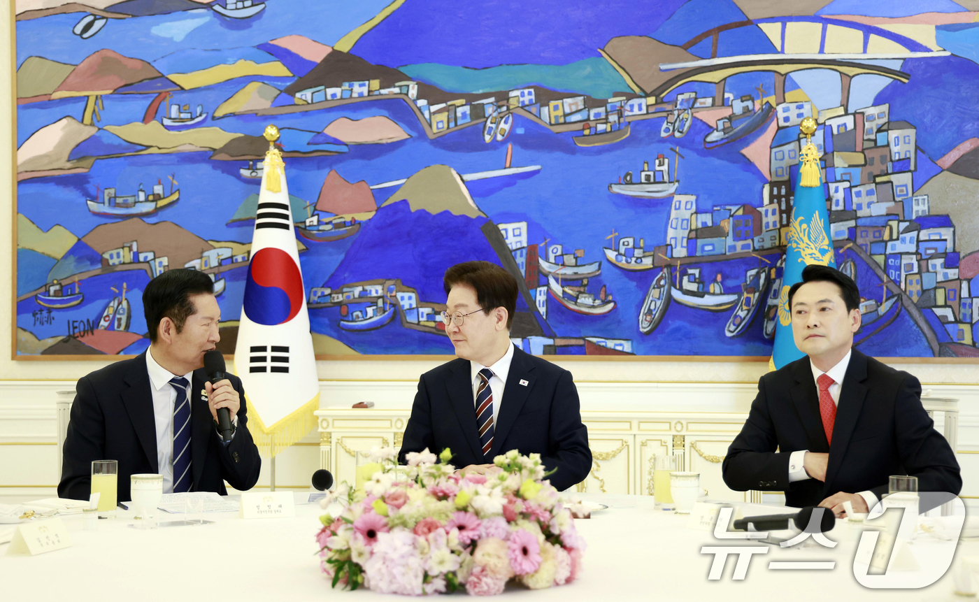 (서울=뉴스1) 이재명 기자 = 정청래 더불어민주당 대표가 7일 청와대에서 열린 여야정 민생경제협의체 회담 및 오찬에서 발언하고 있다. (청와대통신사진기자단) 2026.4.7/뉴스 …