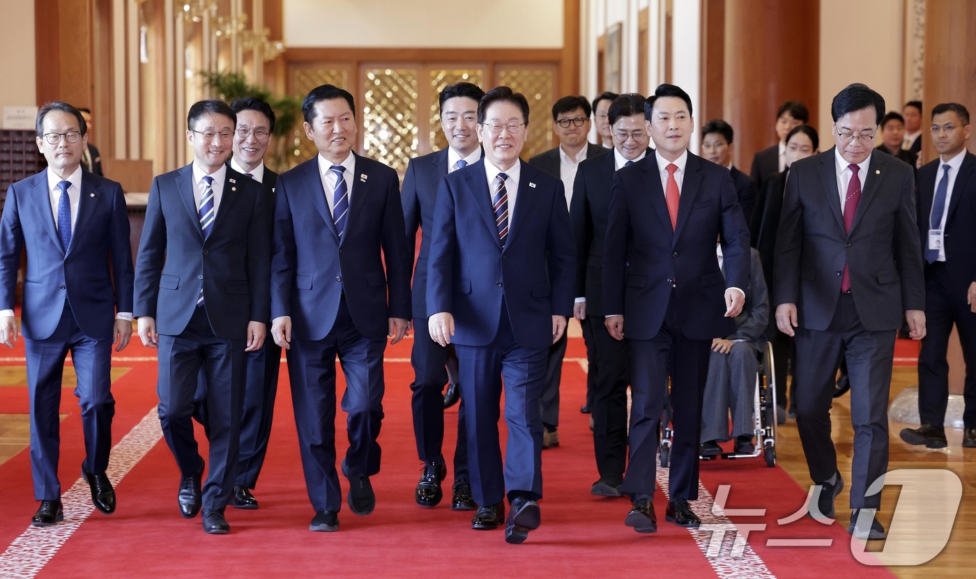 (서울=뉴스1) 이재명 기자 = 이재명 대통령과 정청래 더불어민주당 대표, 장동혁 국민의힘 대표가 7일 청와대에서 열린 여야정 민생경제협의체 회담 및 오찬에 입장하고 있다. (청와 …