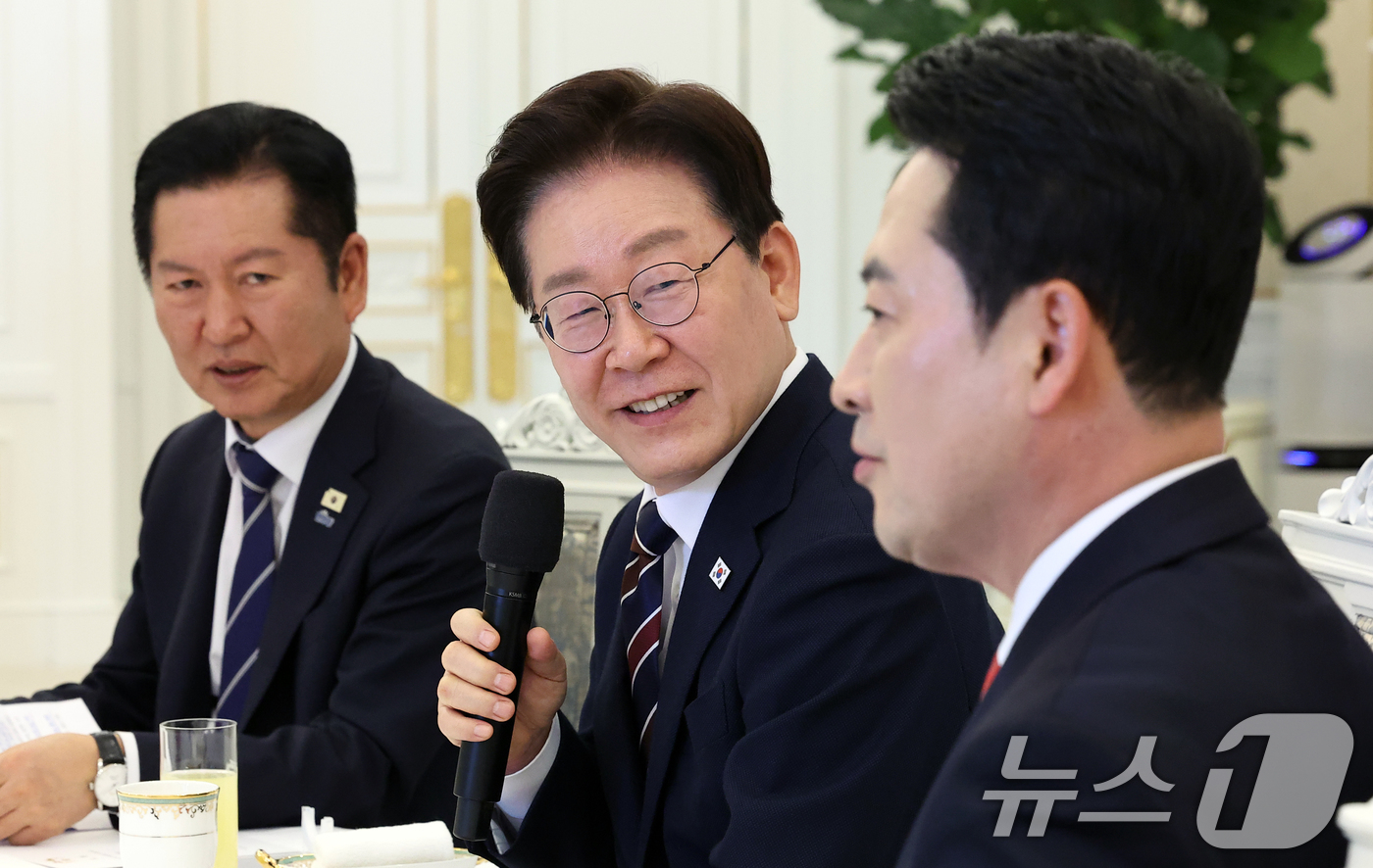 (서울=뉴스1) 이재명 기자 = 이재명 대통령이 7일 청와대에서 열린 여야정 민생경제협의체 회담 및 오찬에서 발언하고 있다. (청와대통신사진기자단) 2026.4.7/뉴스1