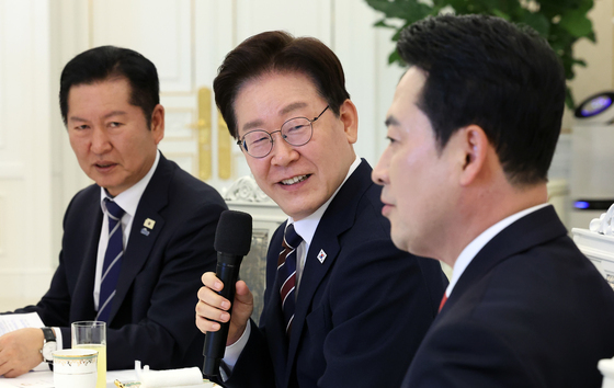 李대통령 "지금 헌법은 안 맞는 옷…野, 순차적 개헌 수용해달라"