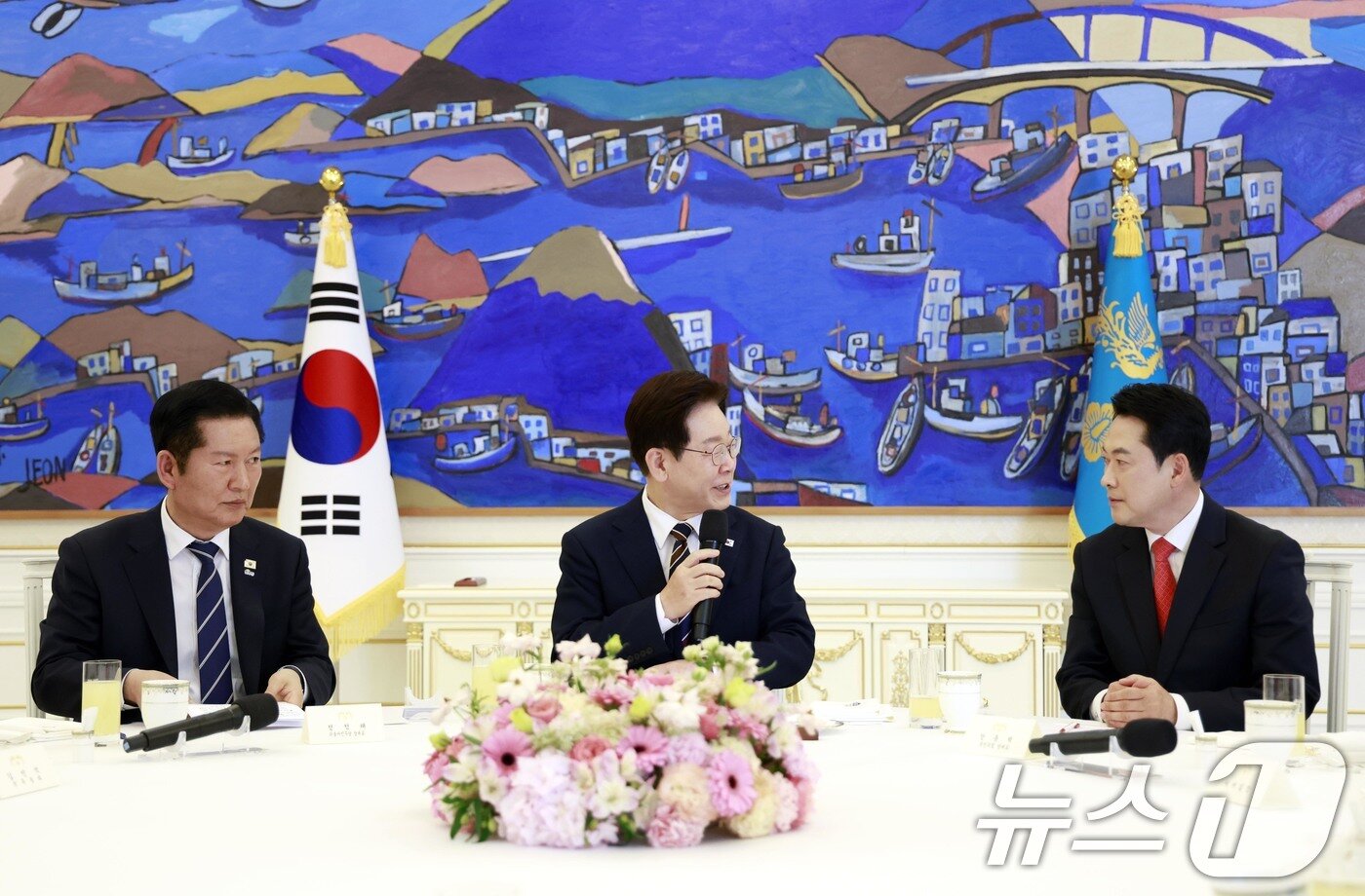 본문 이미지 - 이재명 대통령이 7일 청와대에서 열린 여야정 민생경제협의체 회담 및 오찬에서 발언하고 있다. (청와대통신사진기자단) 2026.4.7 ⓒ 뉴스1 이재명 기자