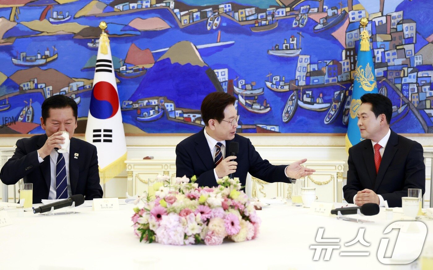 본문 이미지 - 이재명 대통령이 7일 청와대에서 열린 여야정 민생경제협의체 회담 및 오찬에서 발언하고 있다. (청와대통신사진기자단) 2026.4.7 ⓒ 뉴스1 이재명 기자