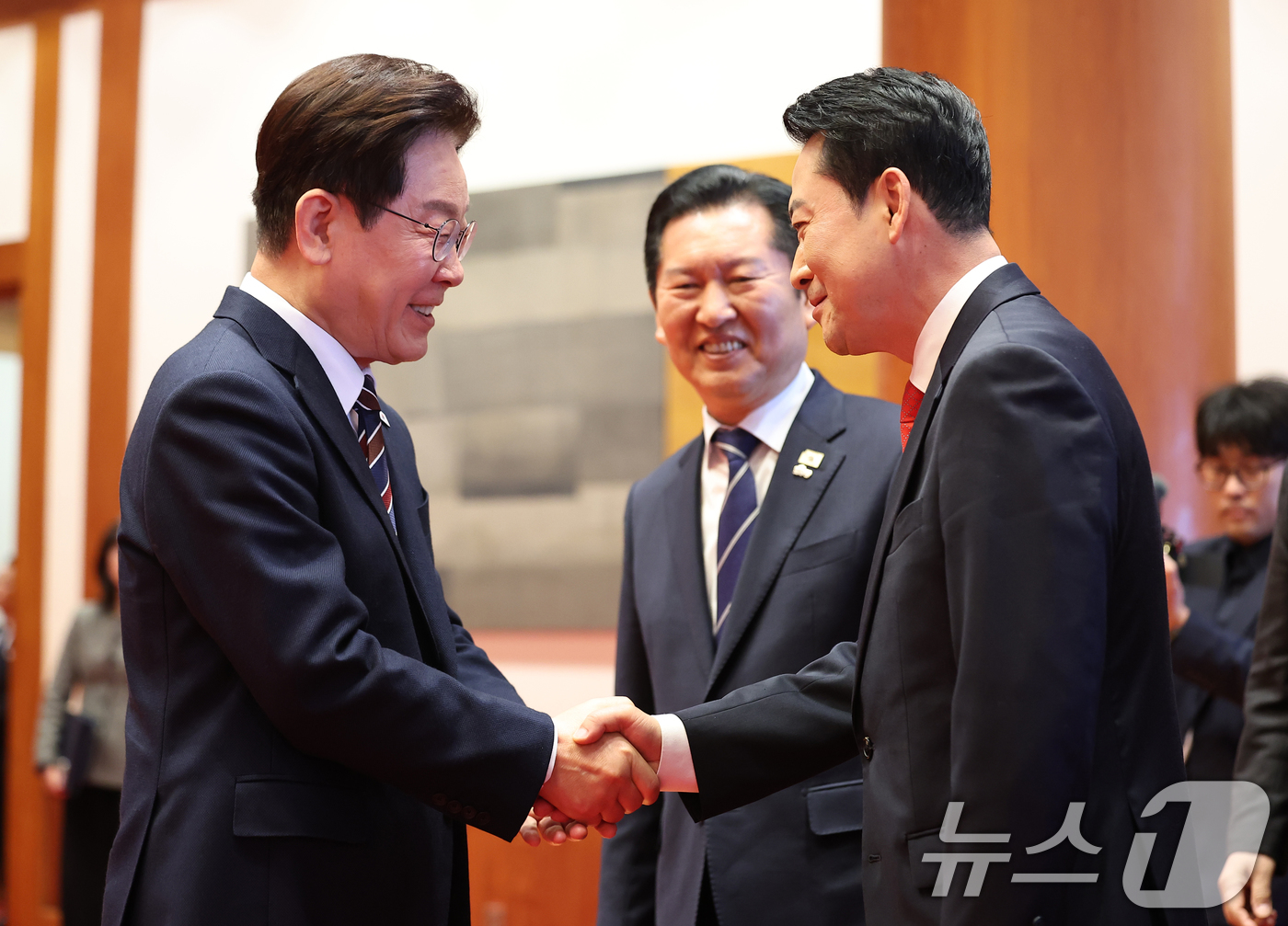 (서울=뉴스1) 이재명 기자 = 이재명 대통령과 장동혁 국민의힘 대표가 7일 청와대에서 열린 여야정 민생경제협의체 회담 및 오찬에서 악수하고 있다. (청와대통신사진기자단) 2026 …