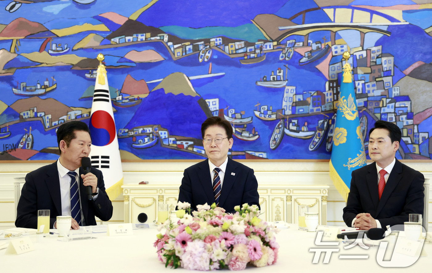 (서울=뉴스1) 이재명 기자 = 정청래 더불어민주당 대표가 7일 청와대에서 열린 여야정 민생경제협의체 회담 및 오찬에서 발언하고 있다. (청와대통신사진기자단) 2026.4.7/뉴스 …