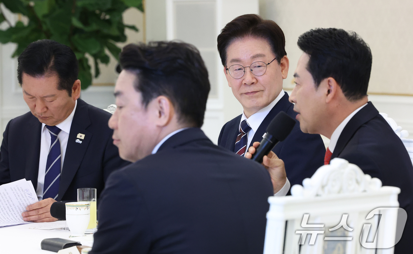 (서울=뉴스1) 이재명 기자 = 이재명 대통령이 7일 청와대에서 열린 여야정 민생경제협의체 회담 및 오찬에서 장동혁 국민의힘 대표의 발언을 듣고 있다. (청와대통신사진기자단) 20 …