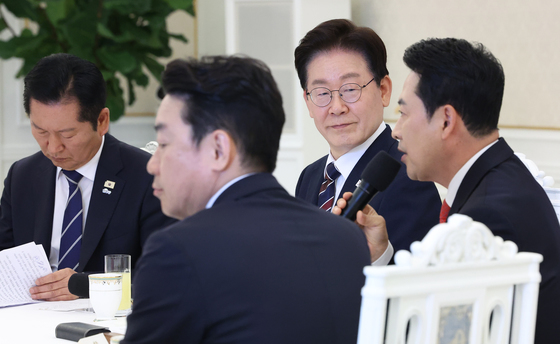 장동혁 대표 발언 듣는 이재명 대통령