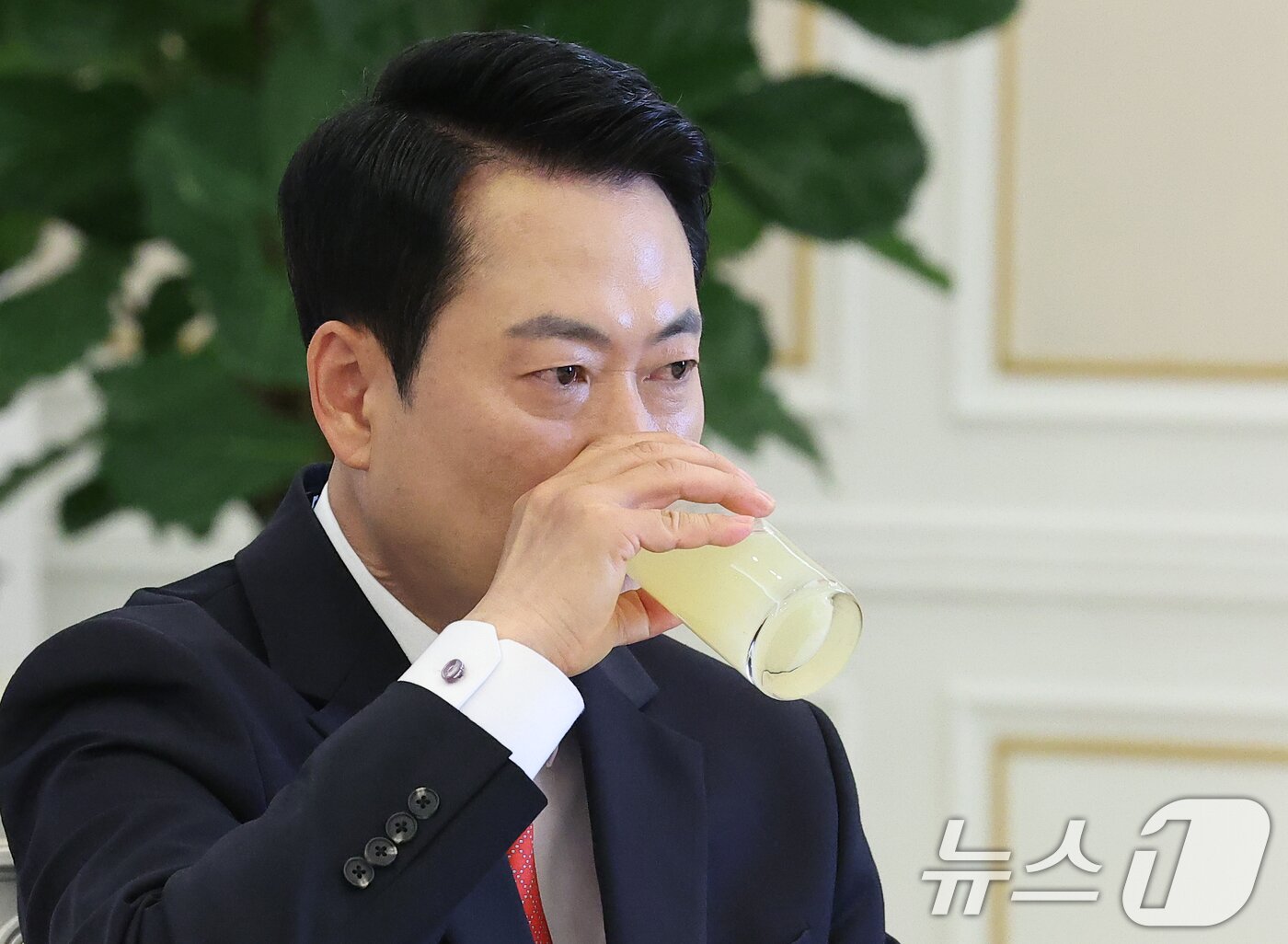 본문 이미지 - 장동혁 국민의힘 대표가 7일 청와대에서 열린 여야정 민생경제협의체 회담 및 오찬에서 목을 축이고 있다. (청와대통신사진기자단) 2026.4.7 ⓒ 뉴스1 이재명 기자