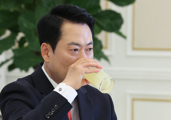 목 축이는 장동혁 대표