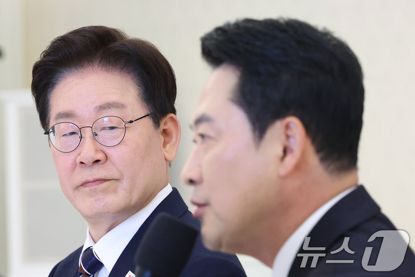 본문 이미지 - 이재명 대통령이 7일 청와대에서 열린 여야정 민생경제협의체 회담 및 오찬에서 장동혁 국민의힘 대표의 발언을 듣고 있다. (청와대통신사진기자단) 2026.4.7 ⓒ 뉴스1 이재명 기자