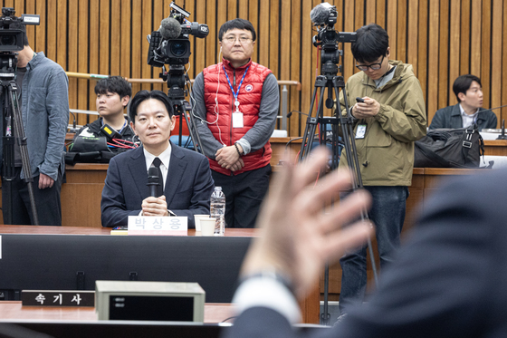 질의 듣는 박상용 검사