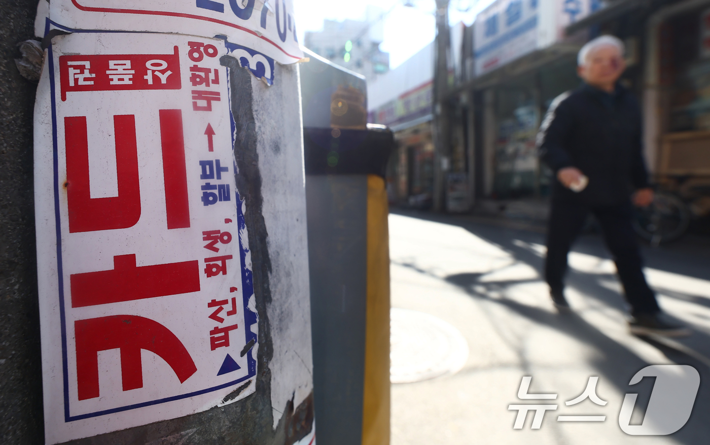 (서울=뉴스1) 김민지 기자 = 국내 은행의 신용카드 대출 연체율이 4%대로 치솟으며 약 21년 만에 최고 수준을 보였다.7일 한국은행과 은행연합회에 따르면 지난 1월 국내 일반은 …