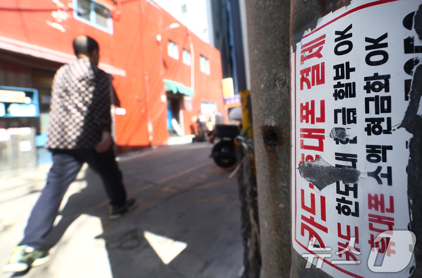 (서울=뉴스1) 김민지 기자 = 국내 은행의 신용카드 대출 연체율이 4%대로 치솟으며 약 21년 만에 최고 수준을 보였다.7일 한국은행과 은행연합회에 따르면 지난 1월 국내 일반은 …