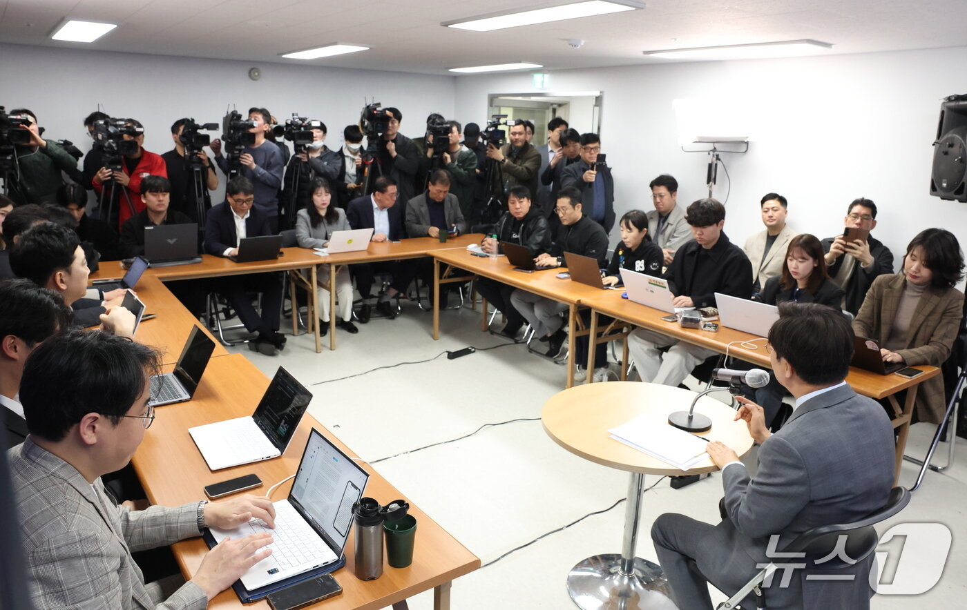 본문 이미지 - 김동연 더불어민주당 경기도지사 경선 후보 기자회견 모습.