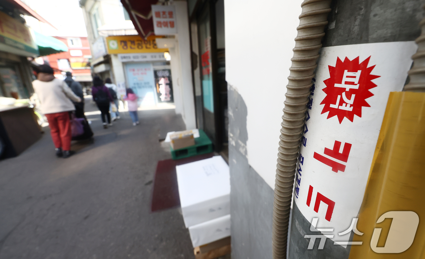 (서울=뉴스1) 김민지 기자 = 국내 은행의 신용카드 대출 연체율이 4%대로 치솟으며 약 21년 만에 최고 수준을 보였다.7일 한국은행과 은행연합회에 따르면 지난 1월 국내 일반은 …