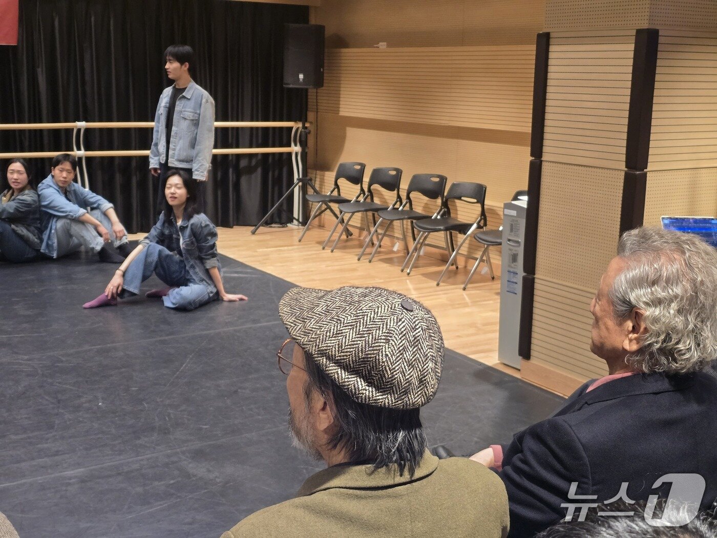 본문 이미지 - 7일 신구(왼쪽)와 박근형 배우가 대학로예술극장 연습실을 직접 찾아 후배들의 시연을 지켜보고 있다. ⓒ 뉴스1 김정한 기자