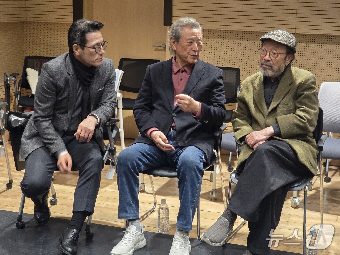 본문 이미지 - 7일 (왼쪽부터) 정병국 아르코 위원장,  박근형 배우, 신구 배우가 대학로예술극장 연습실을 방문해 후배들의 창작 연극 3편 시연을 기다리며 담소를 나누고 있다. ⓒ 뉴스1 김정한 기자