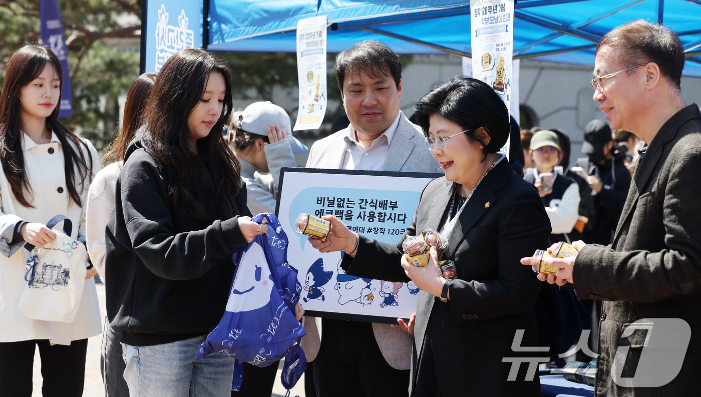 (서울=뉴스1) 박지혜 기자 = 문시연 숙명여대 총장(오른쪽 두번째)이 7일 서울 용산구 숙명여자대학교 순헌관 광장에서 창학 120주년을 맞아 중간고사 간식을 학생들에게 전달하고 …