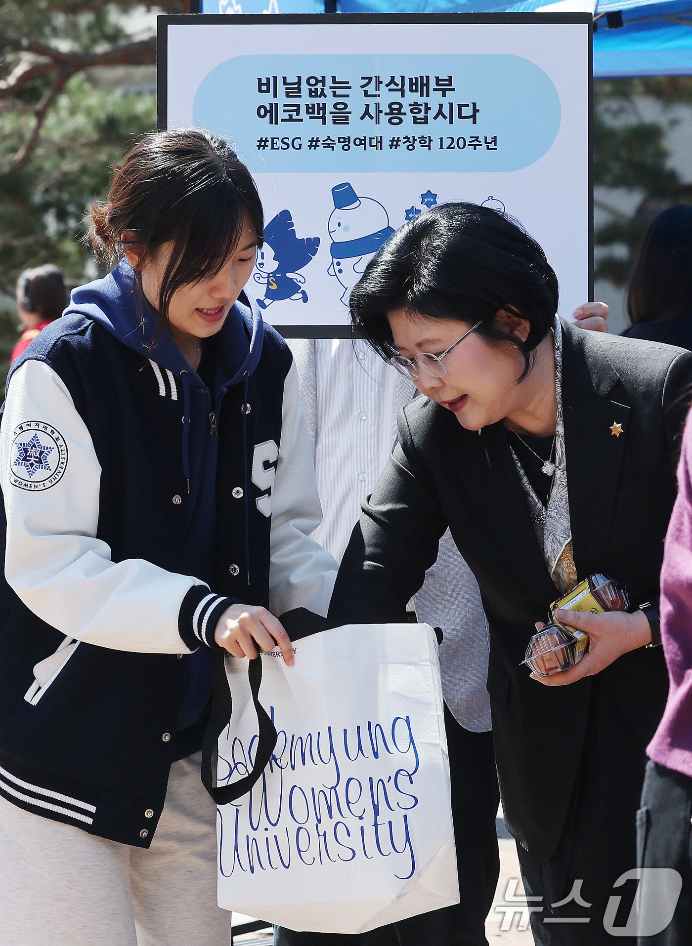 (서울=뉴스1) 박지혜 기자 = 문시연 숙명여대 총장이 7일 서울 용산구 숙명여자대학교 순헌관 광장에서 창학 120주년을 맞아 중간고사 간식을 학생들에게 전달하고 있다.이번 행사는 …