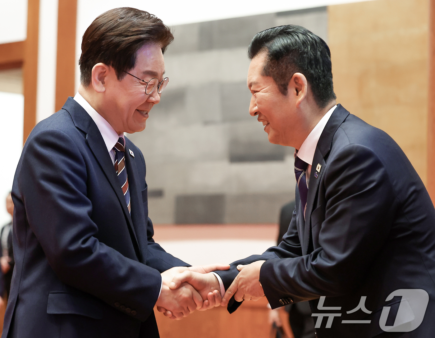 (서울=뉴스1) 이재명 기자 = 이재명 대통령과 정청래 더불어민주당 대표가 7일 청와대에서 열린 여야정 민생경제협의체 회담 및 오찬에서 악수하고 있다. (청와대통신사진기자단) 20 …