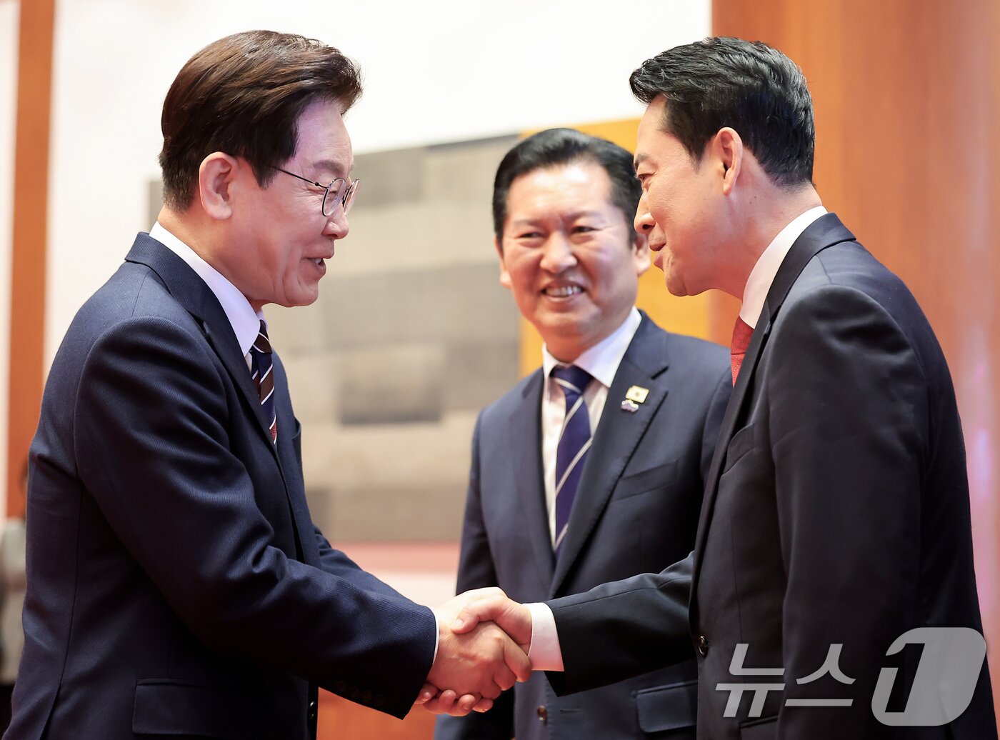 본문 이미지 - 이재명 대통령과 장동혁 국민의힘 대표가 7일 청와대에서 열린 여야정 민생경제협의체 회담 및 오찬에서 악수하고 있다. (청와대통신사진기자단) 2026.4.7 ⓒ 뉴스1 이재명 기자