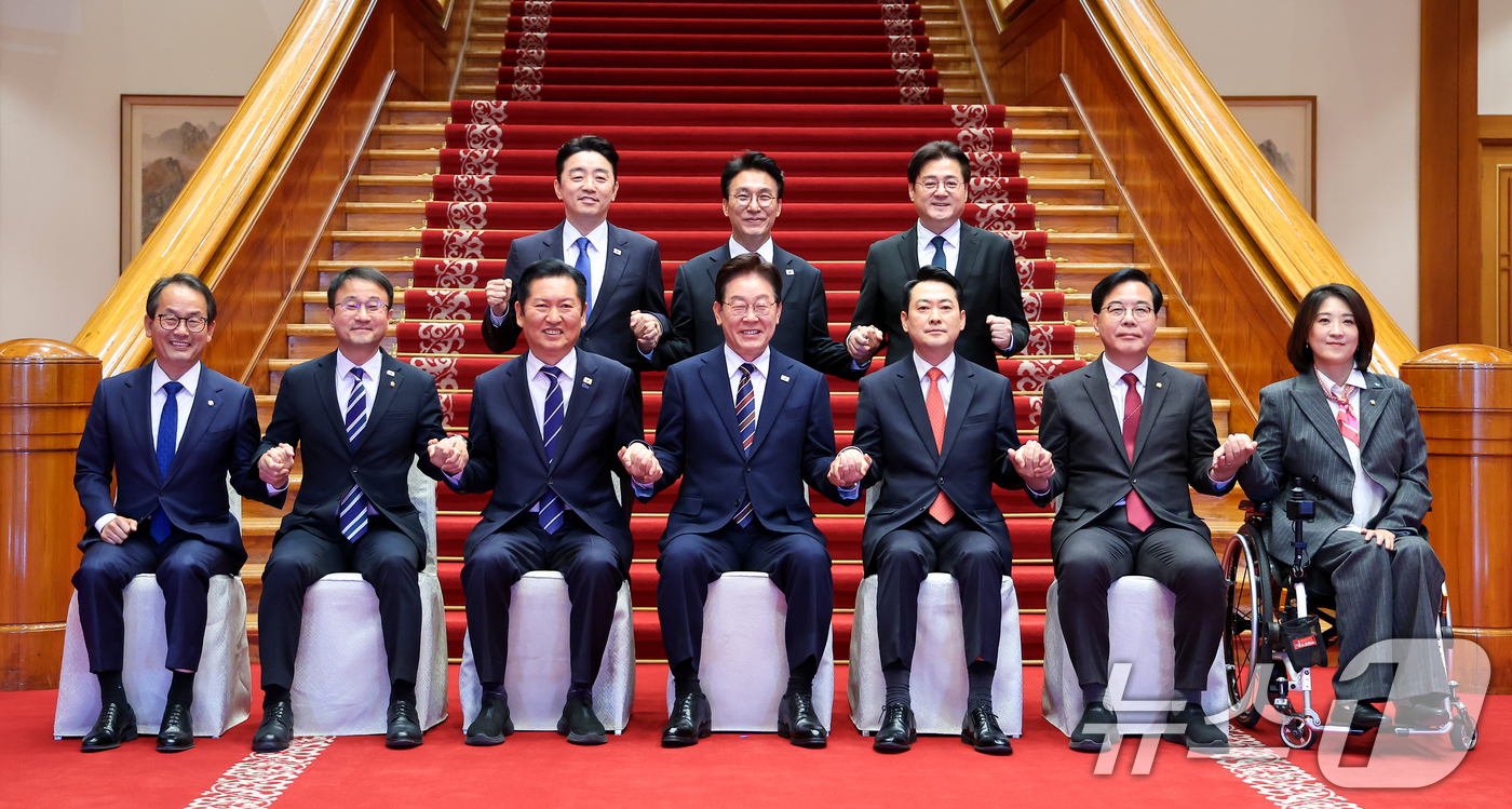 (서울=뉴스1) 이재명 기자 = 이재명 대통령과 정청래 더불어민주당 대표, 장동혁 국민의힘 대표가 7일 청와대에서 열린 여야정 민생경제협의체 회담 및 오찬에서 기념촬영을 하고 있다 …