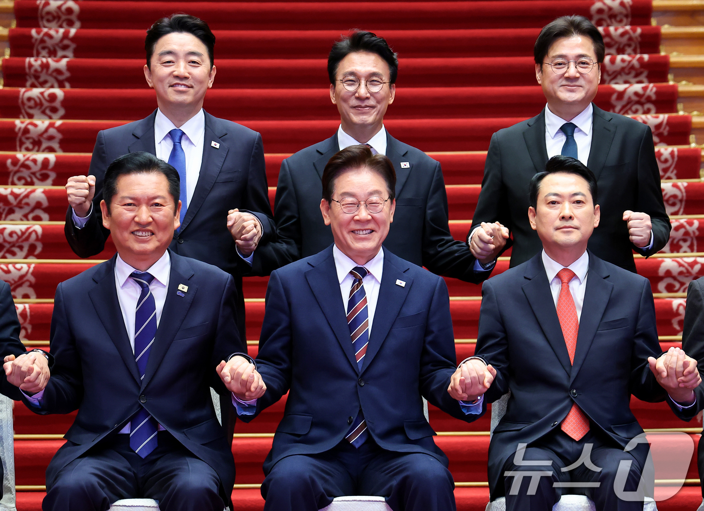 (서울=뉴스1) 이재명 기자 = 이재명 대통령과 정청래 더불어민주당 대표, 장동혁 국민의힘 대표가 7일 청와대에서 열린 여야정 민생경제협의체 회담 및 오찬에서 기념촬영을 하고 있다 …