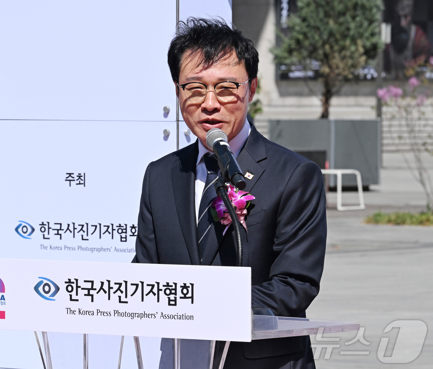 (서울=뉴스1) 사진공동취재단 = 이규연 청와대 홍보수석이 7일 서울 광화문광장 놀이마당에서 열린 제62회 한국 보도사진전 개막식에서 이재명 대통령 축사를 대독하고 있다.  202 …