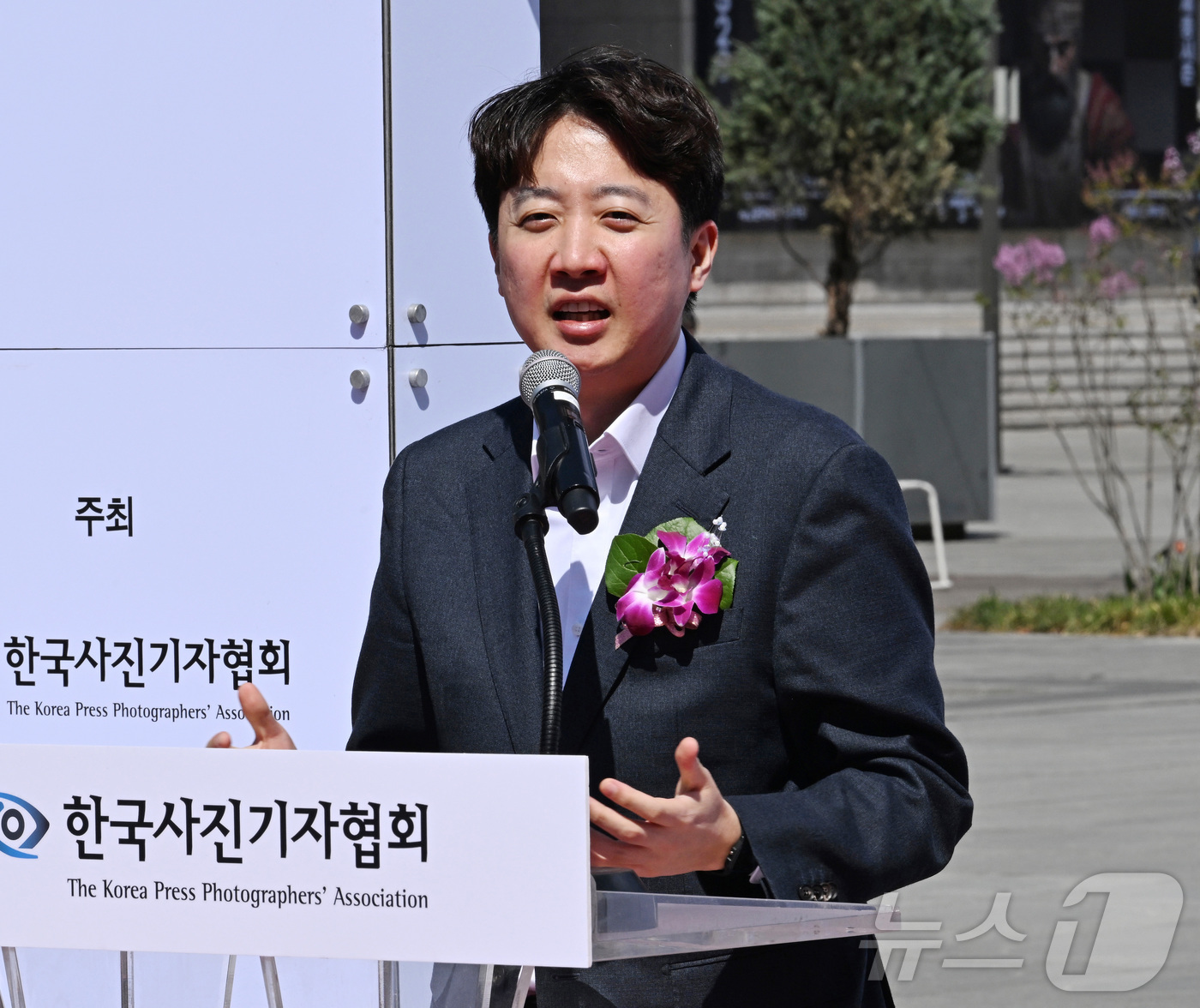 (서울=뉴스1) 사진공동취재단 = 이준석 개혁신당 대표가 7일 서울 광화문광장 놀이마당에서 열린 제62회 한국 보도사진전 개막식에서 축사를 하고 있다.  2026.4.7/뉴스1