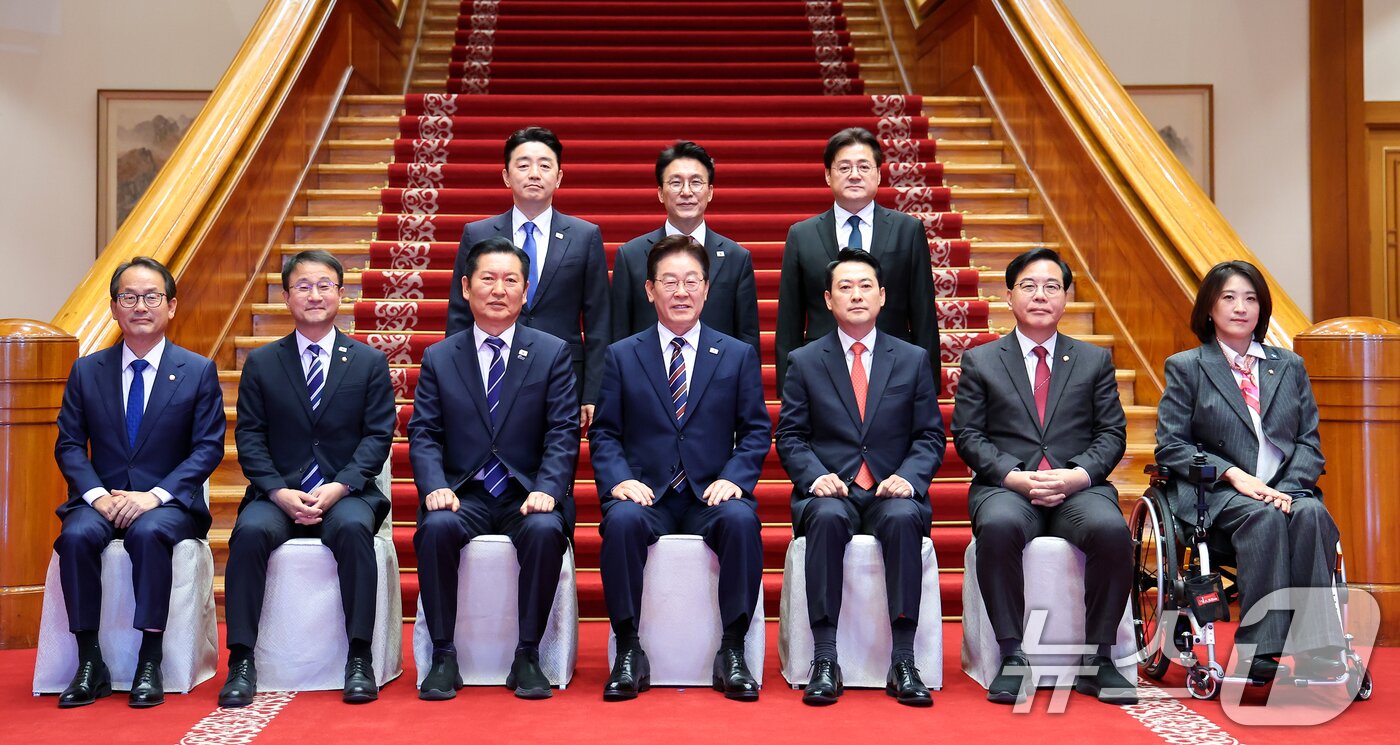 본문 이미지 - 이재명 대통령과 정청래 더불어민주당 대표, 장동혁 국민의힘 대표가 7일 청와대에서 열린 여야정 민생경제협의체 회담 및 오찬에서 기념촬영을 하고 있다. (청와대통신사진기자단) 2026.4.7 ⓒ 뉴스1 이재명 기자